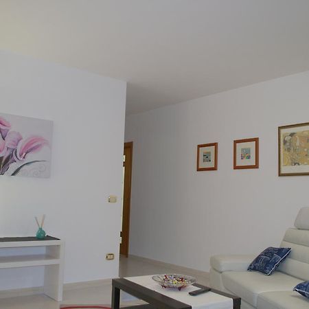 דירות מטרה Casa Vacanze La Rocca מראה חיצוני תמונה
