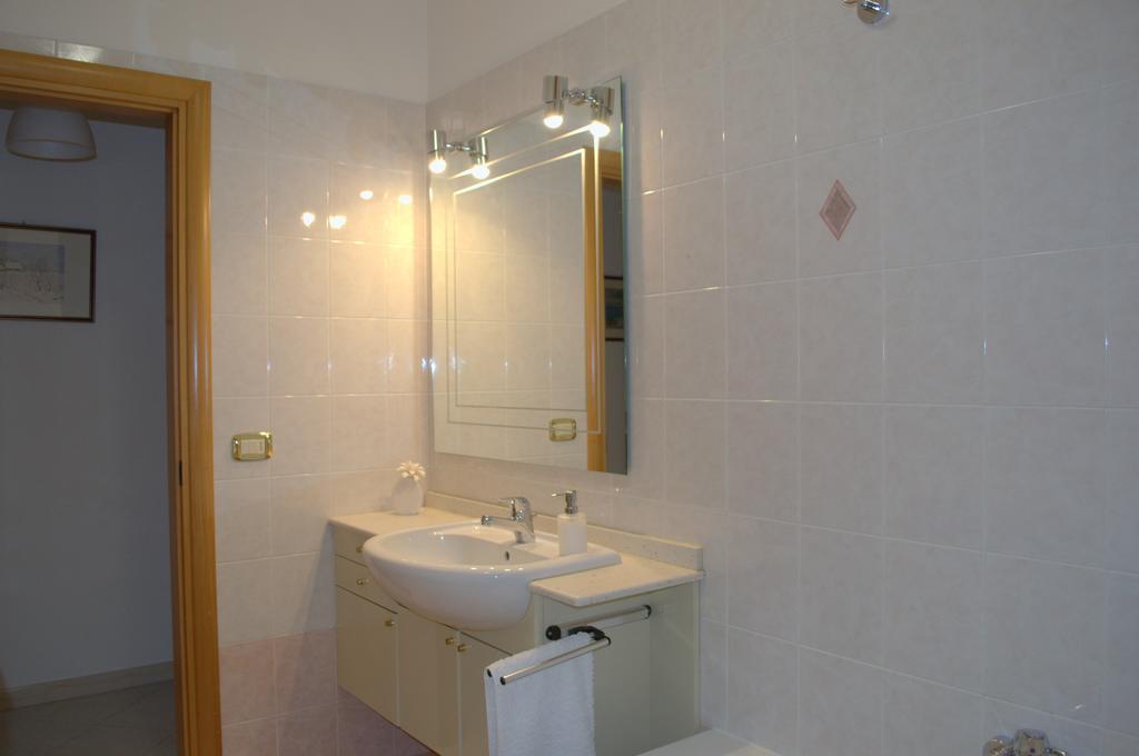דירות מטרה Casa Vacanze La Rocca מראה חיצוני תמונה
