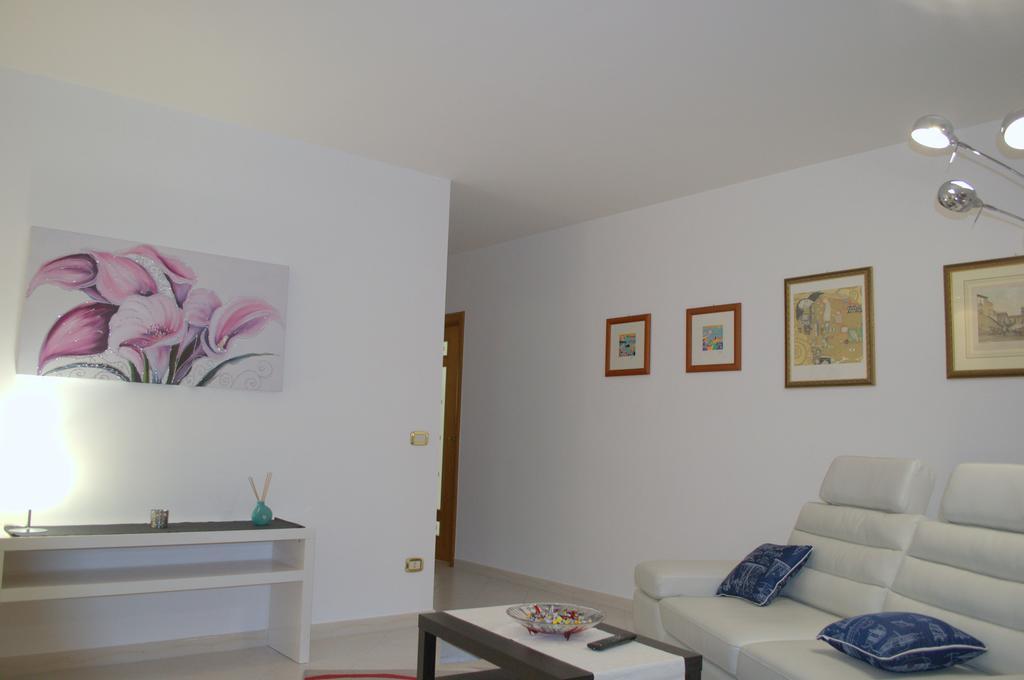 דירות מטרה Casa Vacanze La Rocca מראה חיצוני תמונה