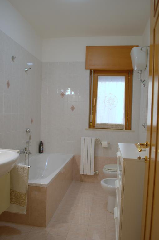 דירות מטרה Casa Vacanze La Rocca חדר תמונה