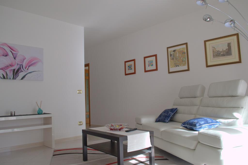 דירות מטרה Casa Vacanze La Rocca חדר תמונה